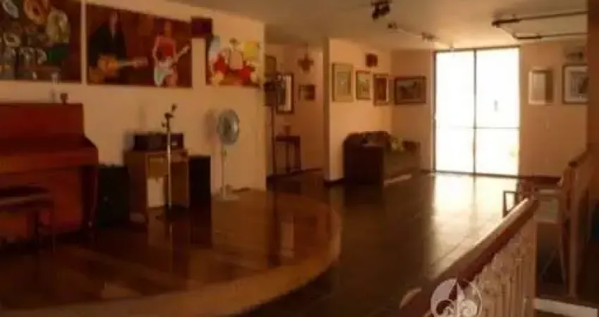 CASA DE ALTO PADRÃO À VENDA NA CHÁCARA URBANA NO CENTRO DE JUNDIAÍ, - A/C 1.058 m²  A/T 1.451 m², 07 dormitórios, 03 suítes.