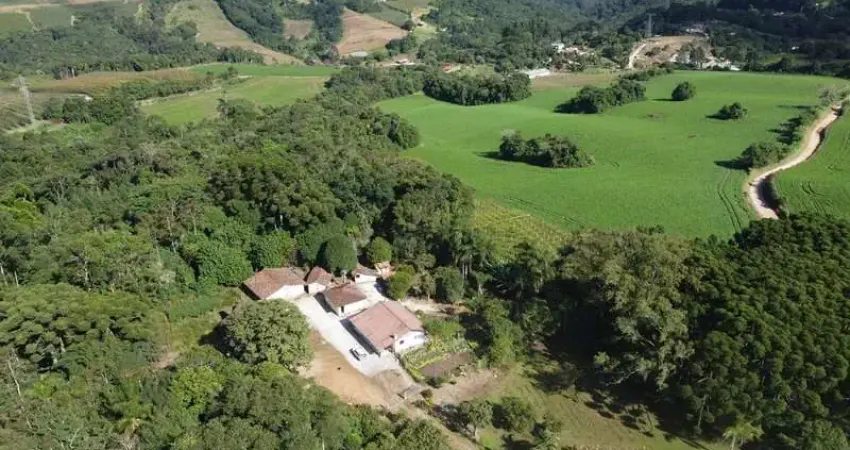 Chácara com 129.000m², água mineral e natureza em Bateias!