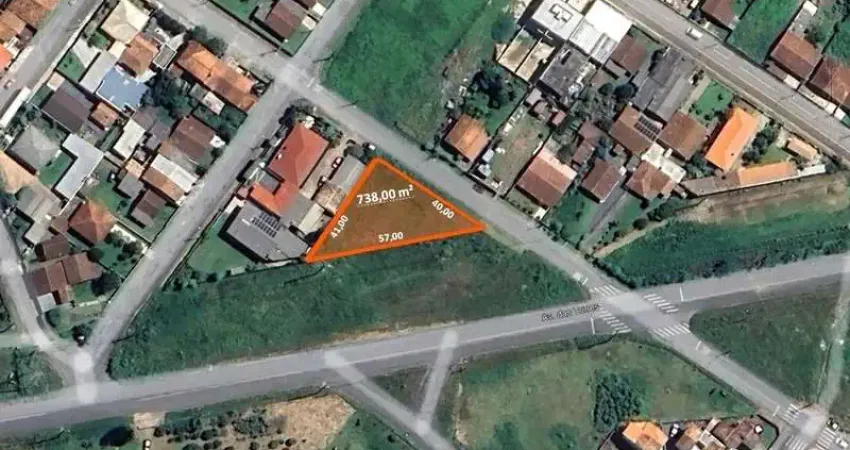 Oportunidade: terreno triangular de 738m² com zoneamento versátil.