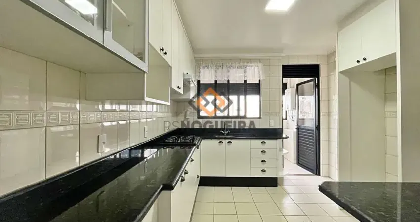 Amplo apartamento no Estreito com 03 dormitórios + dependência!