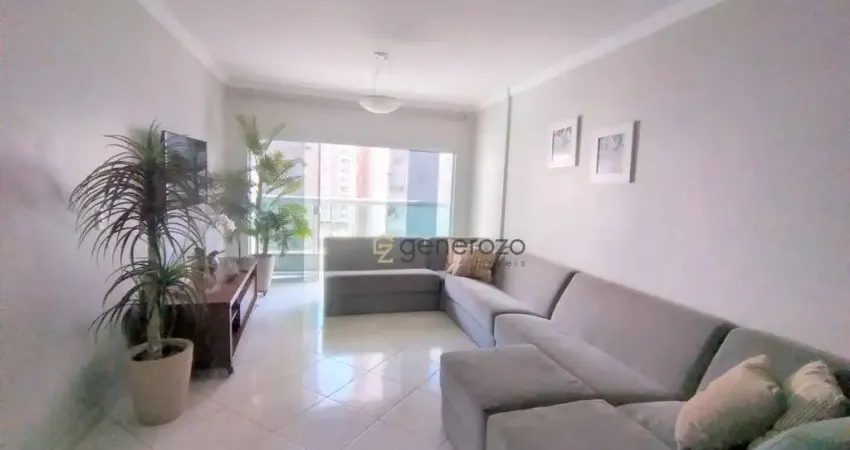 Apartamento á venda na praia das Pitangueiras, 03 dormitórios, 01 vaga de garagem, na quadra da praia.