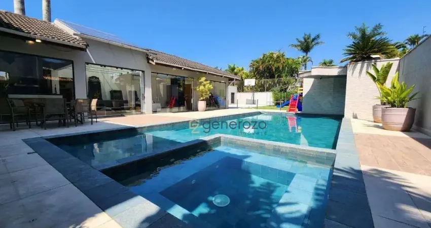 Casa  venda no condomínio Acapulco, 07 dormitórios, com lazer privativo, finamente decorada