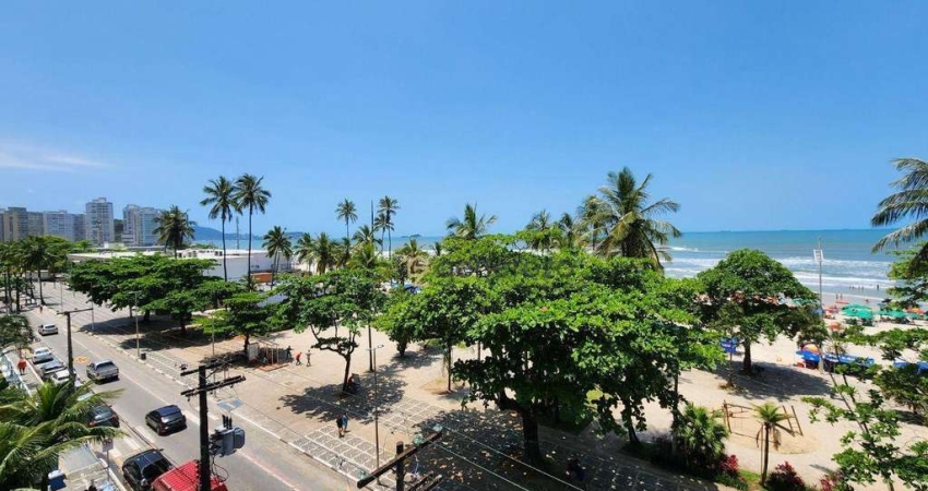 Apartamento a venda na praia das Pitangueiras, frente ao mar, 03 dormitórios, sacada e 01 vaga de garagem