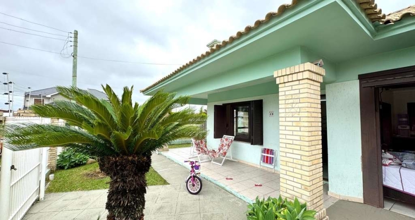 Casa 3 dormitórios próxima ao mar em Capão da Canoa