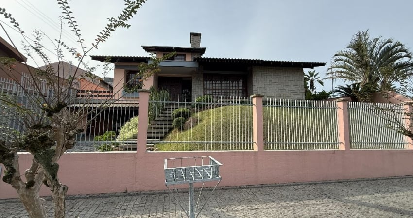 Casa atemporal a venda com uma generosa área privativa de 303M² de área construída e averbada, terreno de 717m²