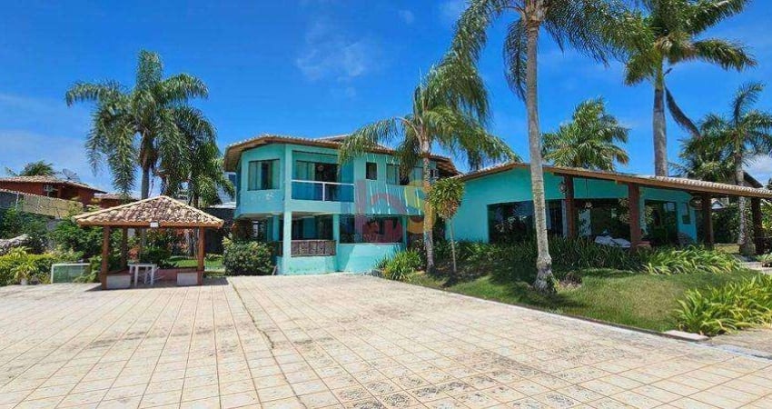 Casa de alto padrão em estilo colonial com bela vista para o mar