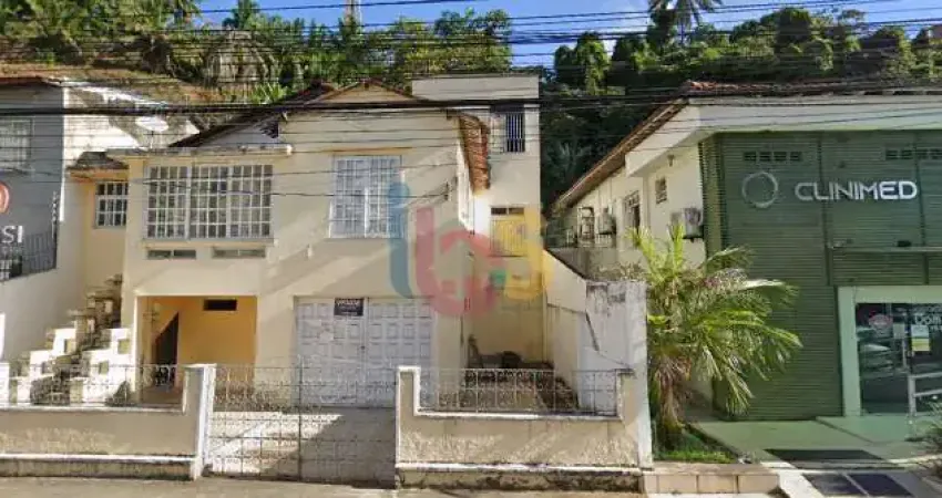 Casa com potencial para uso comercial ou construção de prédio de ambos os seguimentos.
