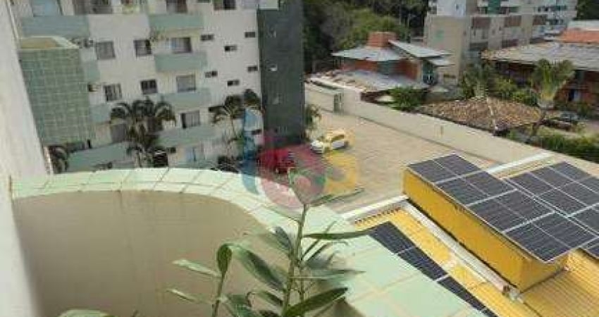 Cobertura em condomínio fechado com excelente localização com 2/4