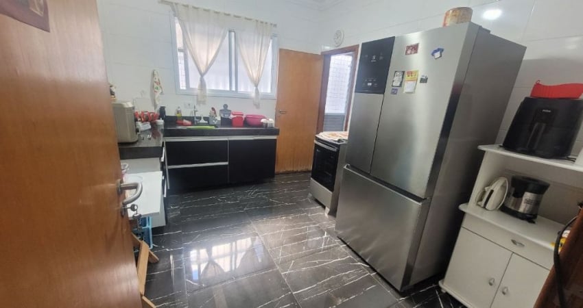 Sobresposta térrea, Quintal em L, 2 vagas de garagem, Bairro: Aparecida, Cidade: Santos/SP