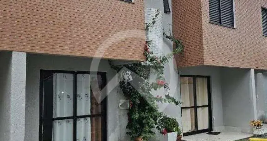 Sobrado em condominio fechado a venda com 3 quartos no em Caioba/Matinhos.