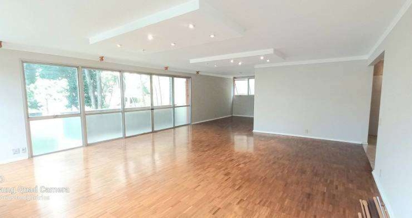 Belo apartamento em prédio recuado em Higienópolis
