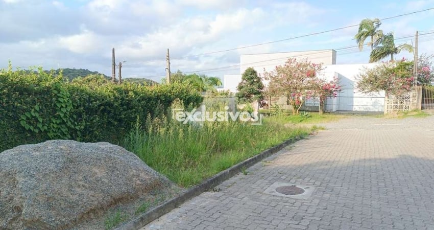 Terreno à venda no bairro no bairro Petrópolis em Joinville, medindo 481 m² por R$240.000,00