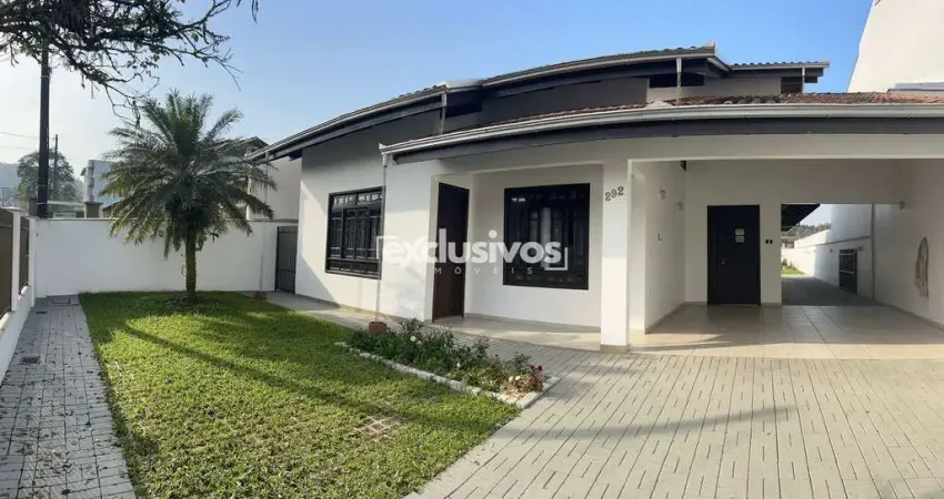 Maravilhosa Casa Averbada com 1 Suíte + 3 qtos  no Bairro Santo Antônio em promoção.