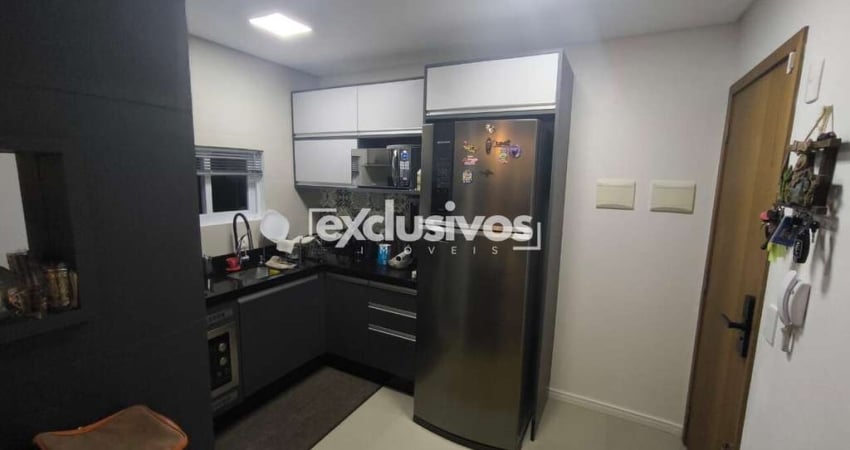 Apartamento lindão com Elevador semi mobiliado no Aventureiro por 298 mil!