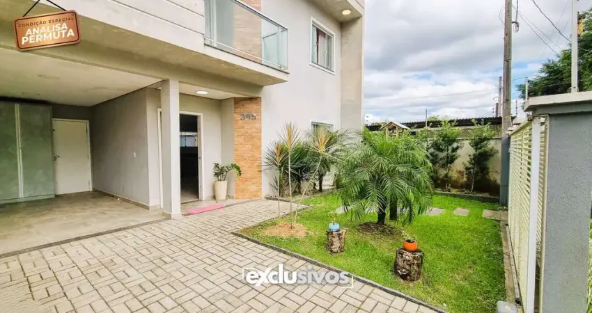 Charmoso sobrado com1 suíte mais 2 quartos, piscina e 2 vagas de garagem à venda  na Zona Norte de Joinville, por R$ 680.000,00