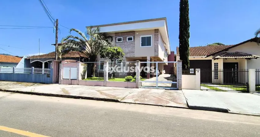 Apartamento térreo semi mobiliado próximo ao supermercado kunz do aventureiro por r$ 1.900/mês