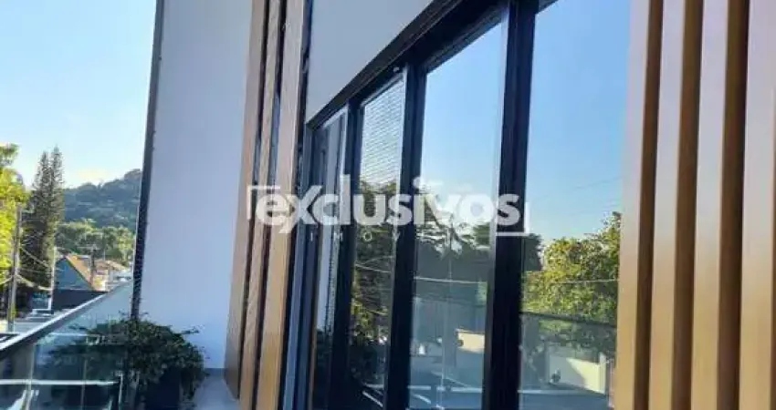 Casa Triplex de Luxo à Venda no América - Joinville | 3 Suítes, 3 Vagas, R$ 2.248.000