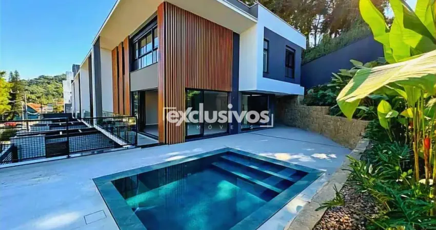 Casa Triplex, com elevador, piscina, suite master mais duas suítes espaçosas. Espaço Gourmet.