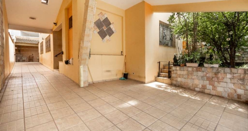 Sobrado para venda com 4 quartos, sendo 1 suíte, 212m²