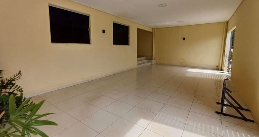Casa tipo para venda com 2 quartos, sendo 1 suíte, 195m²