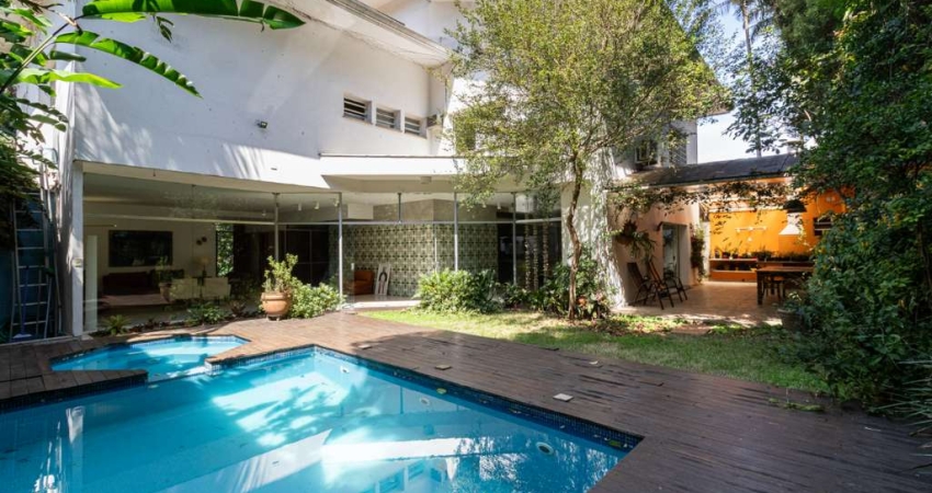 Casa tipo para venda com 4 quartos, sendo 4 suítes, 480m²