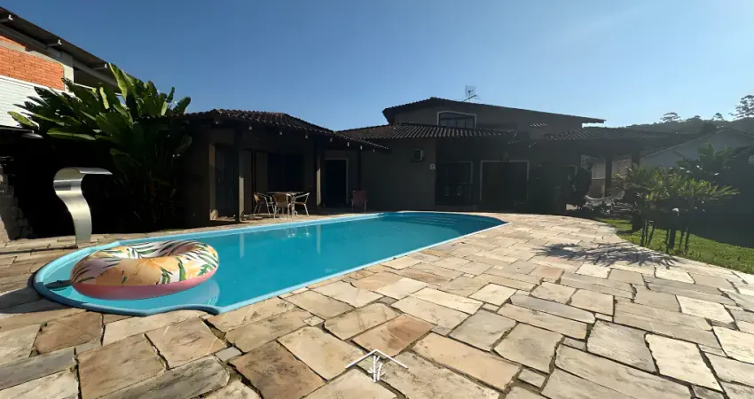 Casa com 1 Suíte + 2 Quartos, Piscina e Conforto no Bairro São Marcos