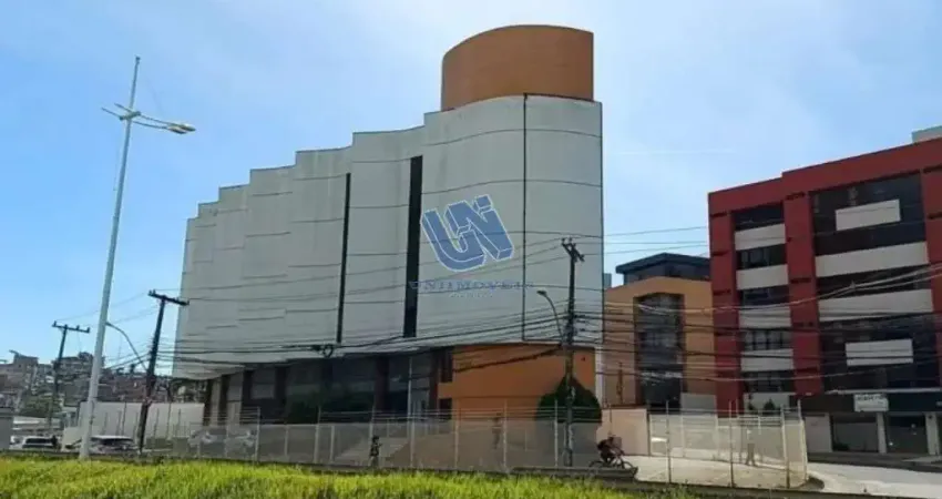 Prédio Comercial Prédio com 3.164m² de área total, 07 pavimentos e 2.055m² de salas e loja.