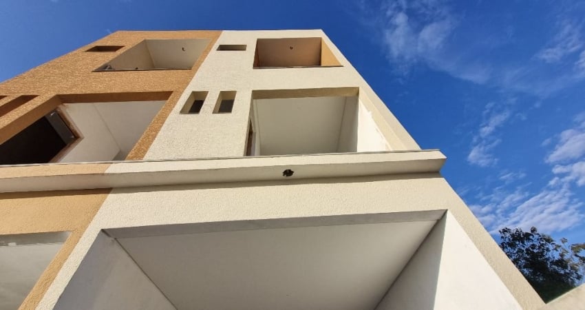 Sobrado novo de 3 dormitórios e 2 vagas no Jardim dos Abreus!