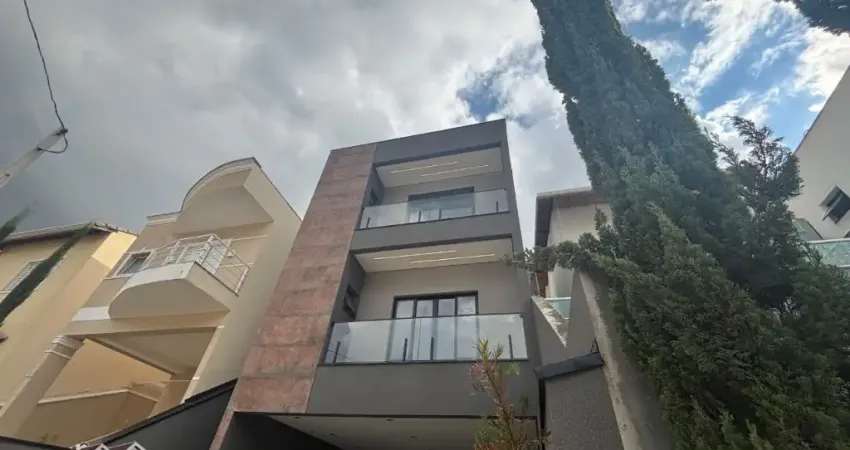 Sobrado de alto padrão, com 3 dormitórios, 4 vagas e piscina.