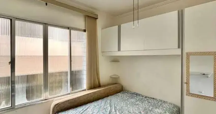 Kitnet mobiliada 50m da praia 1 lance de escadas no canto do forte lazer rooftop