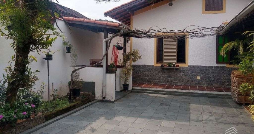 Seu refúgio na praia: casa ampla com lareira, suítes e área gourmet sofisticada