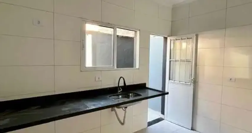 Casa aconchegante com 2 dormitórios e vaga coberta em bairro tranquilo!