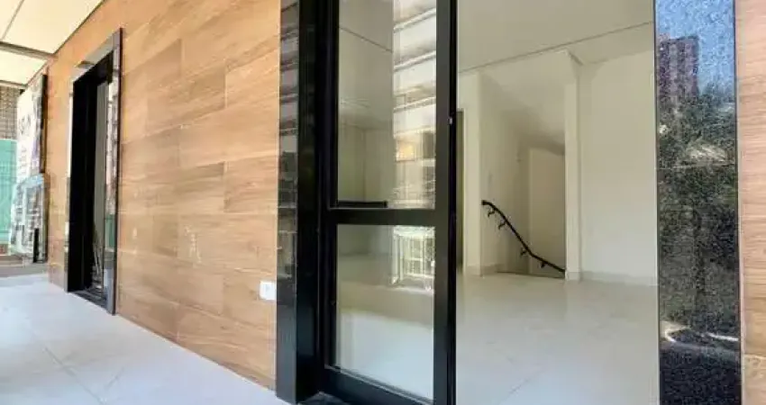 Sobrado Triplex em Condomínio, com Piscina e 2 Suites a uma Quadra da Praia