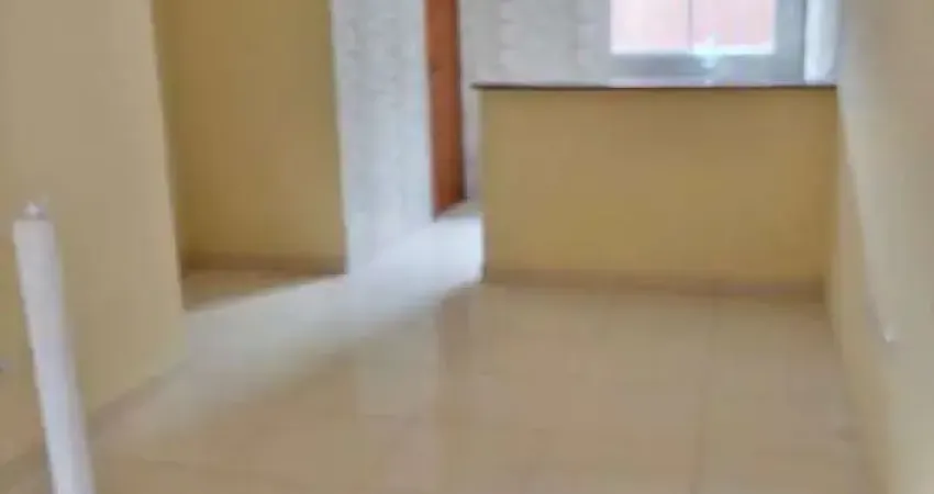 Casa padrão sobrado nova com 2 dormitórios, quintal privativo e 1 vaga