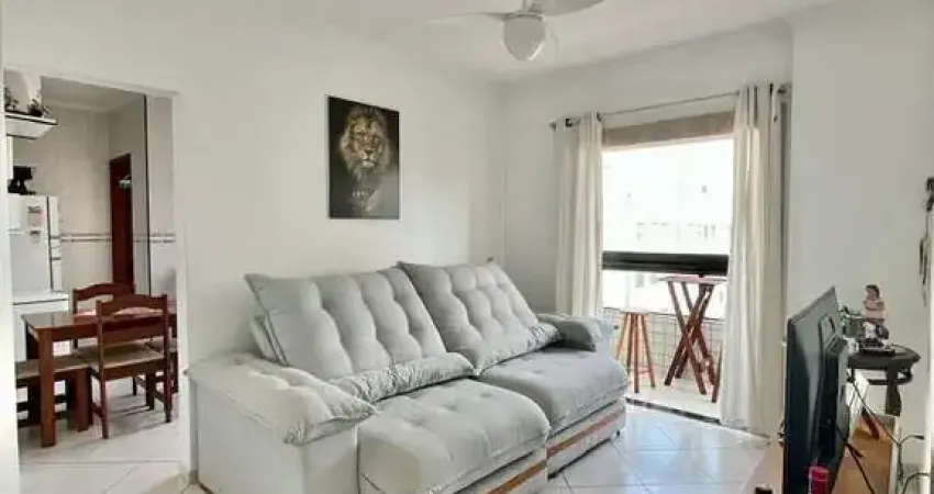 Um apartamento com vista pro mar em todos os comodos e na quadra da praia!