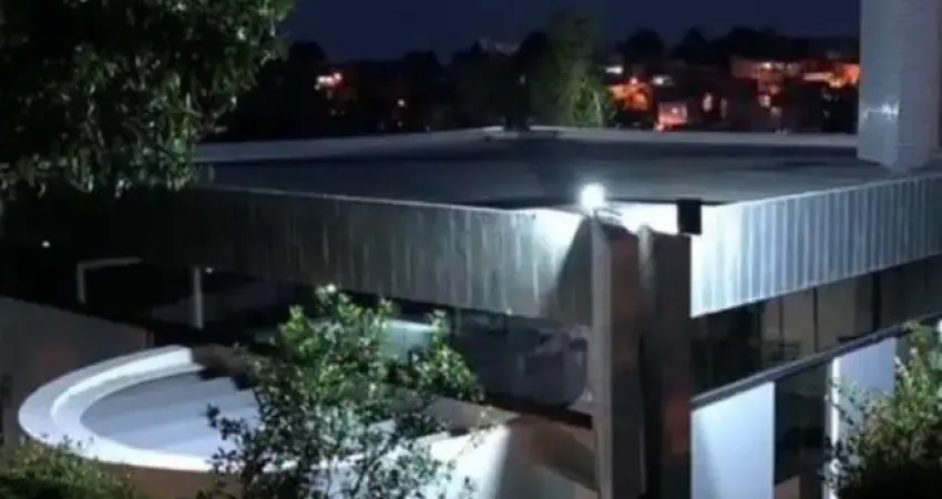 Casa modernista térrea com pé direito alto a venda no Encontro das Águas
