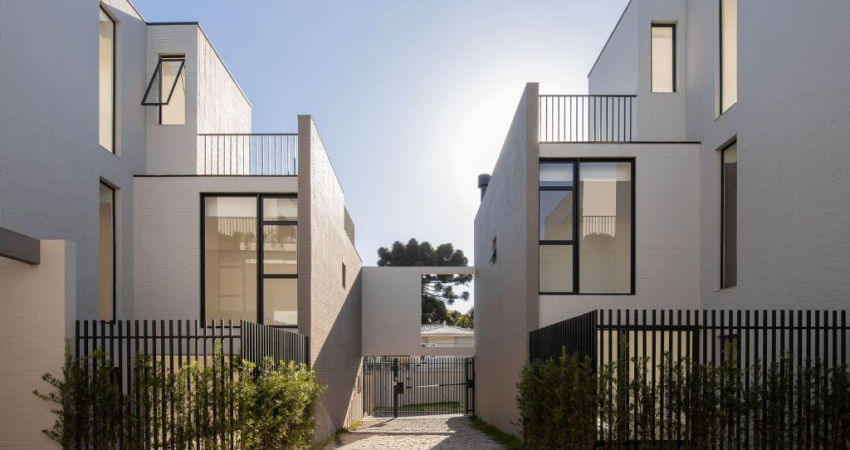 TRIPLEX EM CONDOMÍNIO NO ECOVILLE