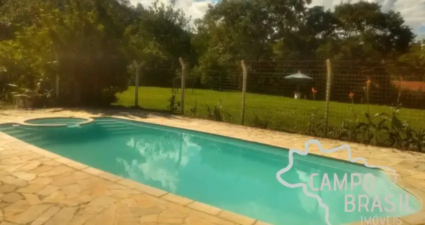 Linda chácara formada e próxima da cidade! com casa boa, piscina e lago!
