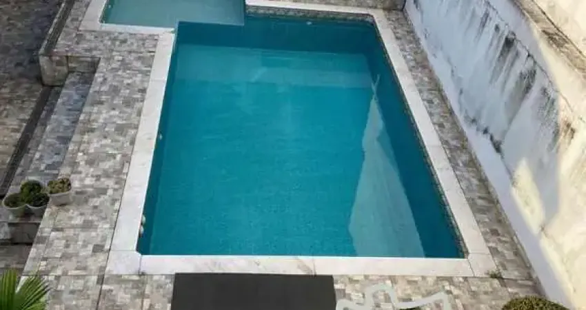 Casa assobradada de 350m2 na zona leste! Com piscina, churrasqueira e suíte master.