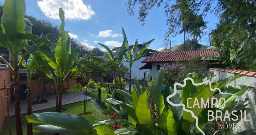 Chácara urbana com estilo rústico, duas suítes e paisagismo! 450m² de terreno!