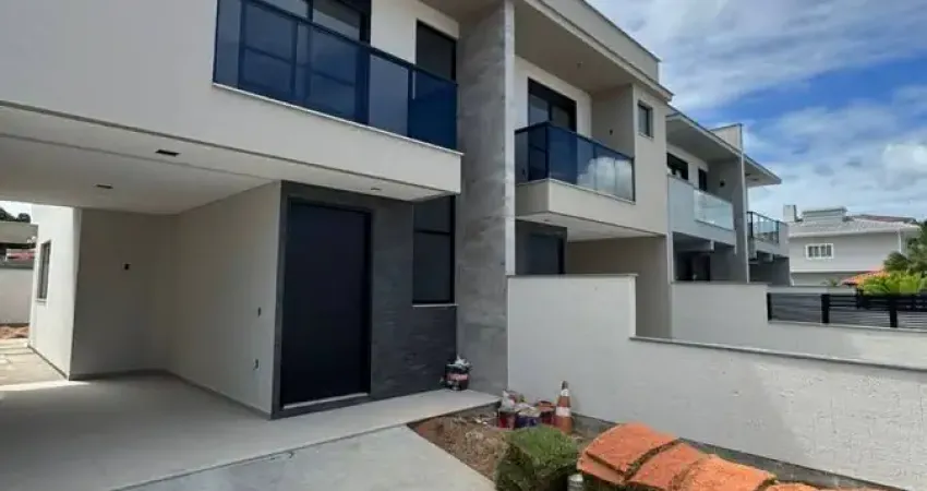 Excelente sobrado 03 dormitórios sendo 01 suíte, Bairro Areias, São José/SC.