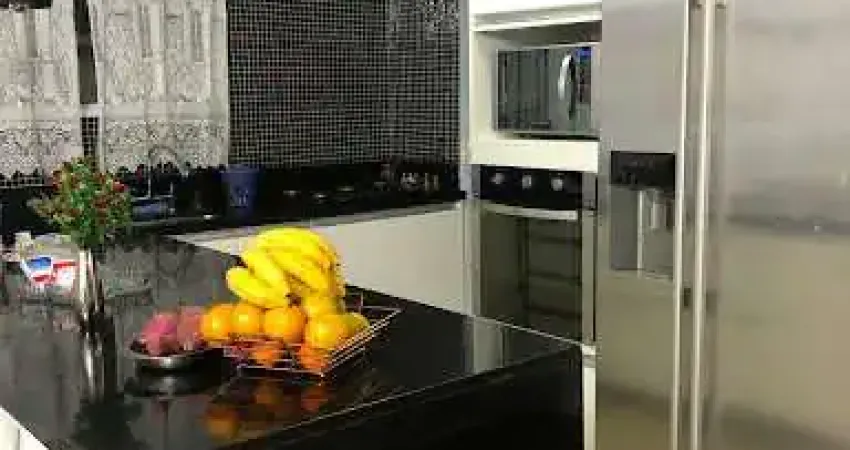 Descubra o lar dos sonhos, onde a poesia da vida floresce! Uma casa encantadora de 3 quartos, 120m², aguarda por você no prestigiado Condomínio.