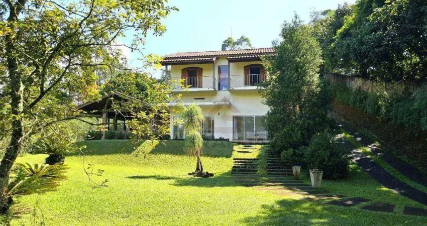 Casa com vista para o verde; natureza; casa rústica sofisticada; privacidade.