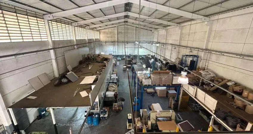 Piso 6 t/m² • Doca com portão eletrônico • Mezanino duplo • Vestiários • Refeitório • Sistema de incêndio