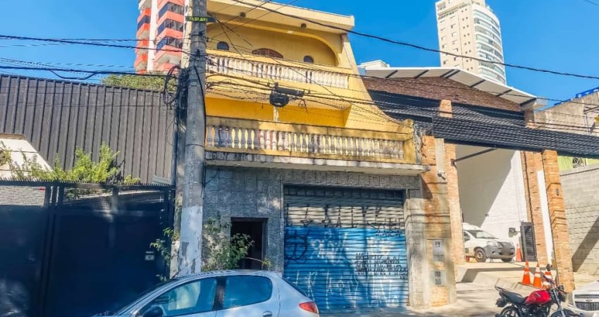 Sobrado para venda com 8 quartos, sendo 2 suítes, 130m²