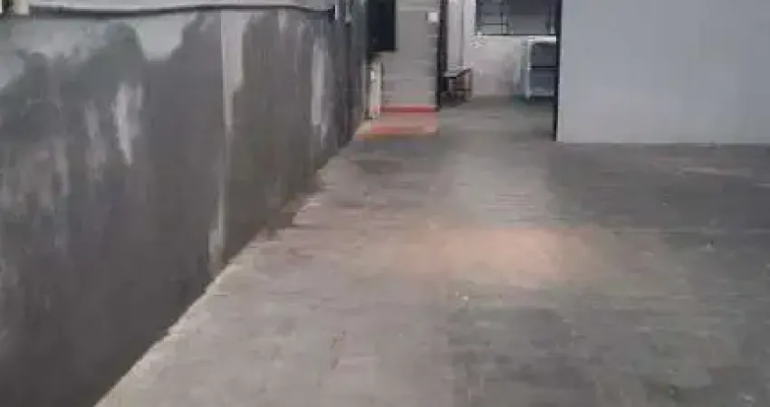 EXCELENTE Galpão para locação de 500m² vão livre mais banheiros, refeitório, escritório, força trifásica por 1.800.000,00 na Vila Formosa/SP