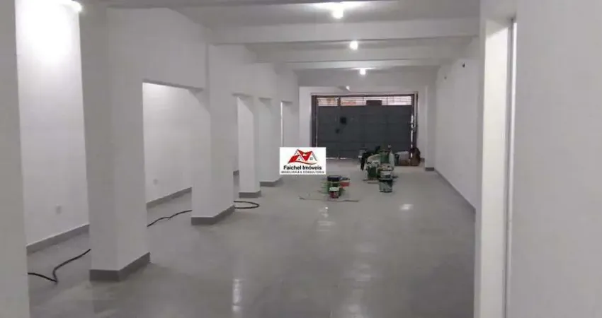 Salão de 300m², sendo 150m térreo com 2 banheiros, cozinha,1 sala, andar superior 1 sala de 50m², lavanderia, 2 banheiros e terraço por 8.000,00/mês