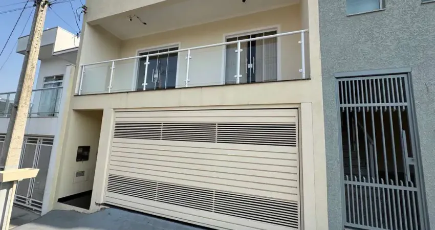 Residência Impecável à Venda em Bragança Paulista-SP, 3 Quartos, 1 Suíte, 2 Salas, 2 Vagas de Garagem, 145m².