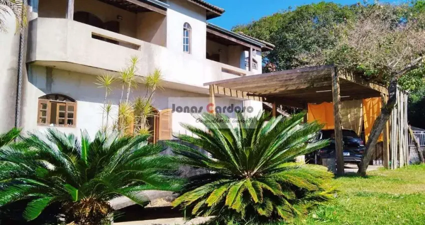 Sítio residencial à venda na Serra do Itapeti com 300 m² e 7.000 m² de área, 4 quartos, 1suíte, piscina, canil, quadra, churrasqueira e fogão a lenha