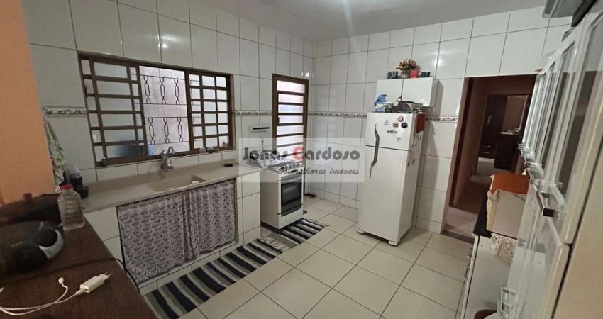 Casa à Venda no Loteamento Alvorada em Mogi das Cruzes, com  2 Quartos, 1 Sala, 1 Banheiro, 2 Vagas de Garagem, 72m². Oportunidade!